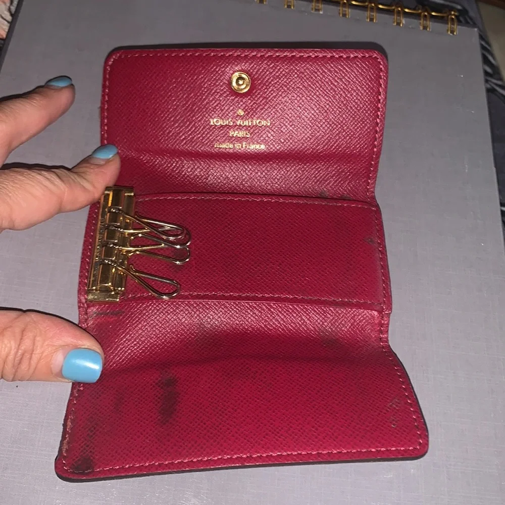 ♥️ ♥️ Louis Vuitton Monogram signature design LV Logo 4 key holder M/F
